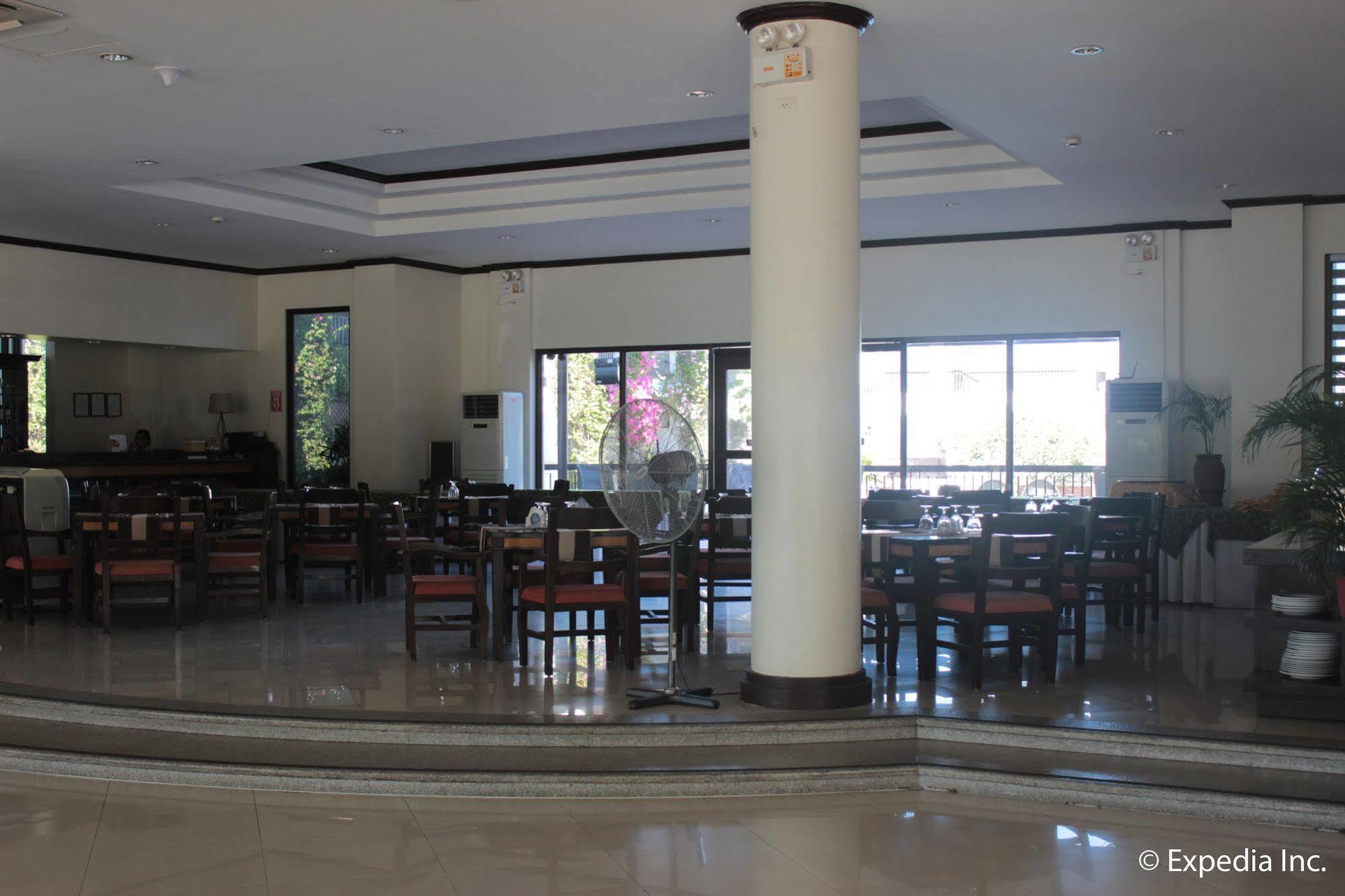 Ilocos Norte Hotel & Convention Center Laoag Buitenkant foto