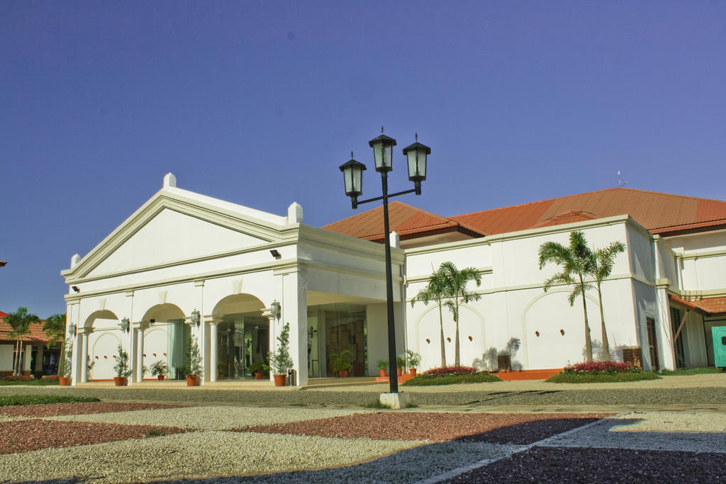 Ilocos Norte Hotel & Convention Center Laoag Buitenkant foto
