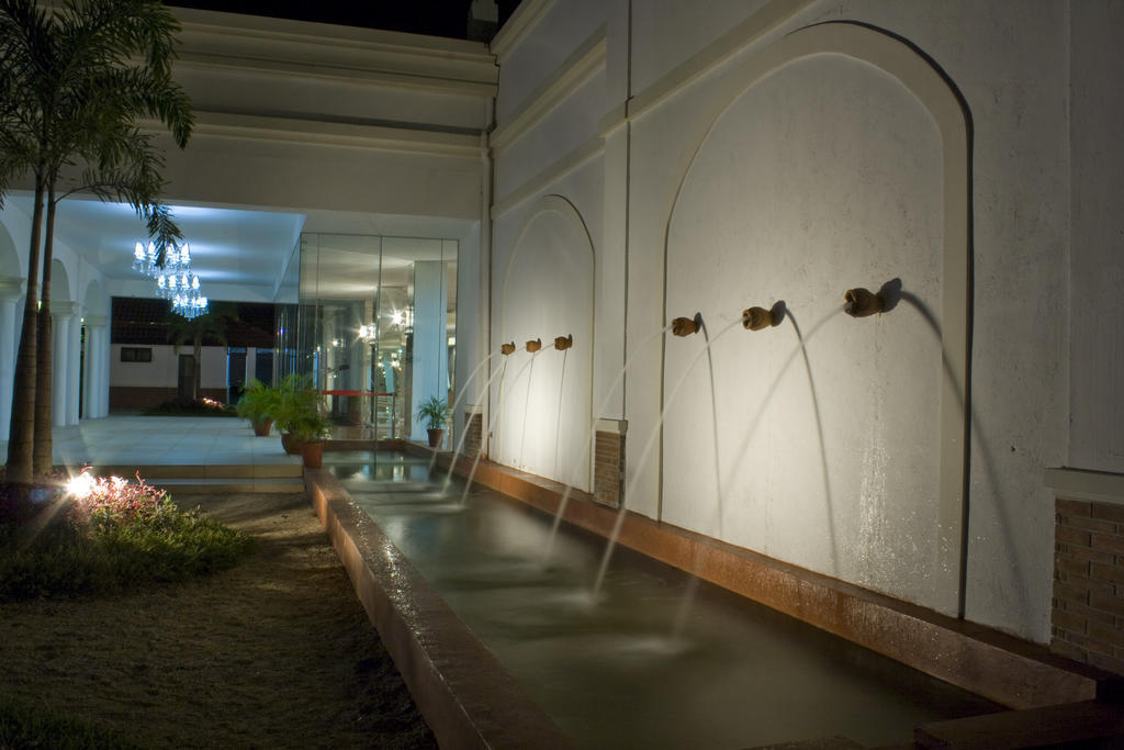 Ilocos Norte Hotel & Convention Center Laoag Buitenkant foto