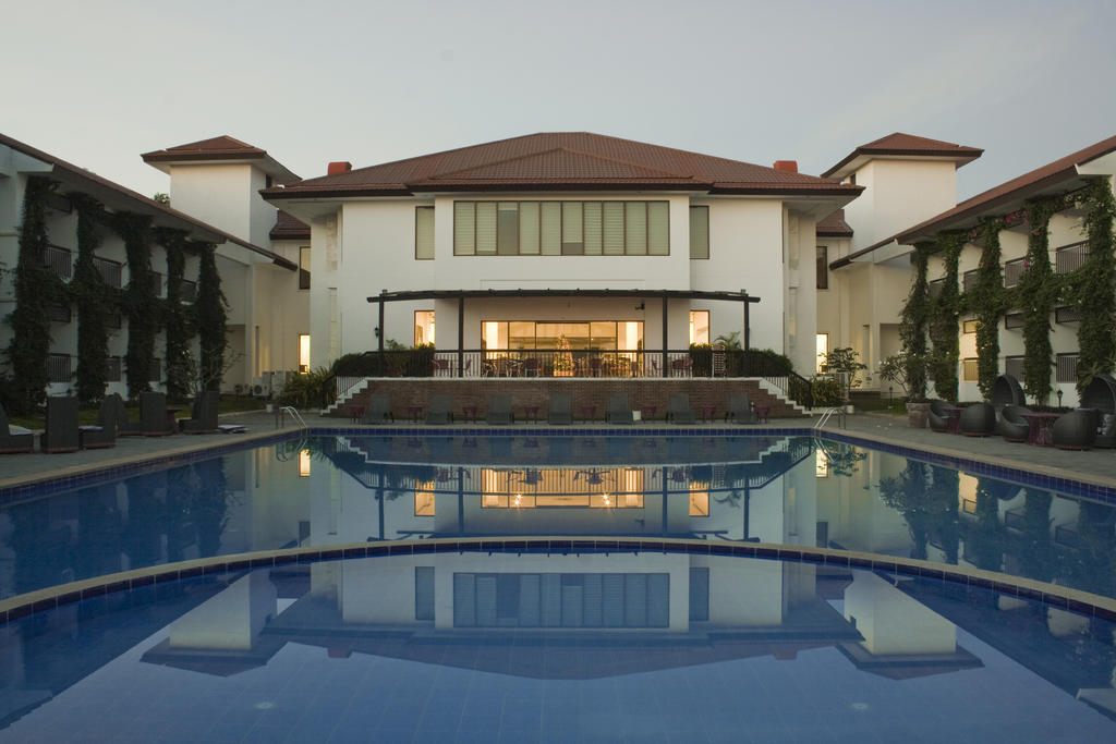 Ilocos Norte Hotel & Convention Center Laoag Buitenkant foto
